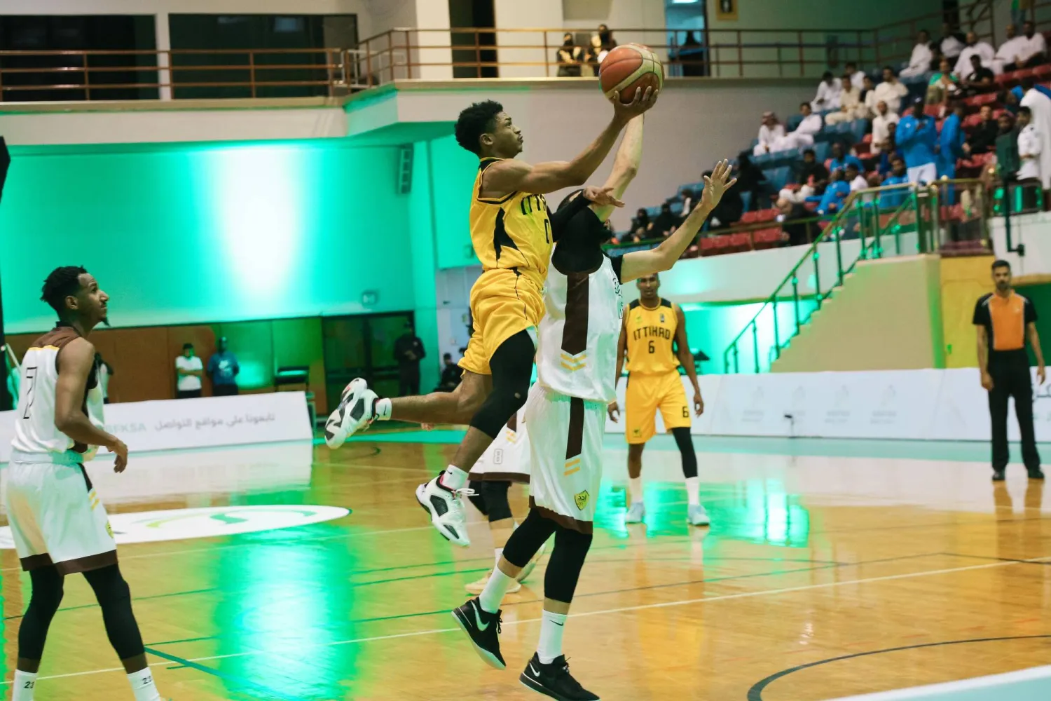 من المواجهة التي جمعت الاتحاد وأحد على صالة المدينة الرياضية (الشرق الأوسط)