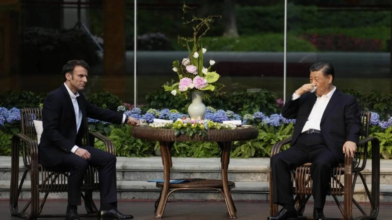 Chinese President Xi Jinping (R) and French President Emmanuel Macron met in China in April 2023. Thibault Camus / POOL/AFP
