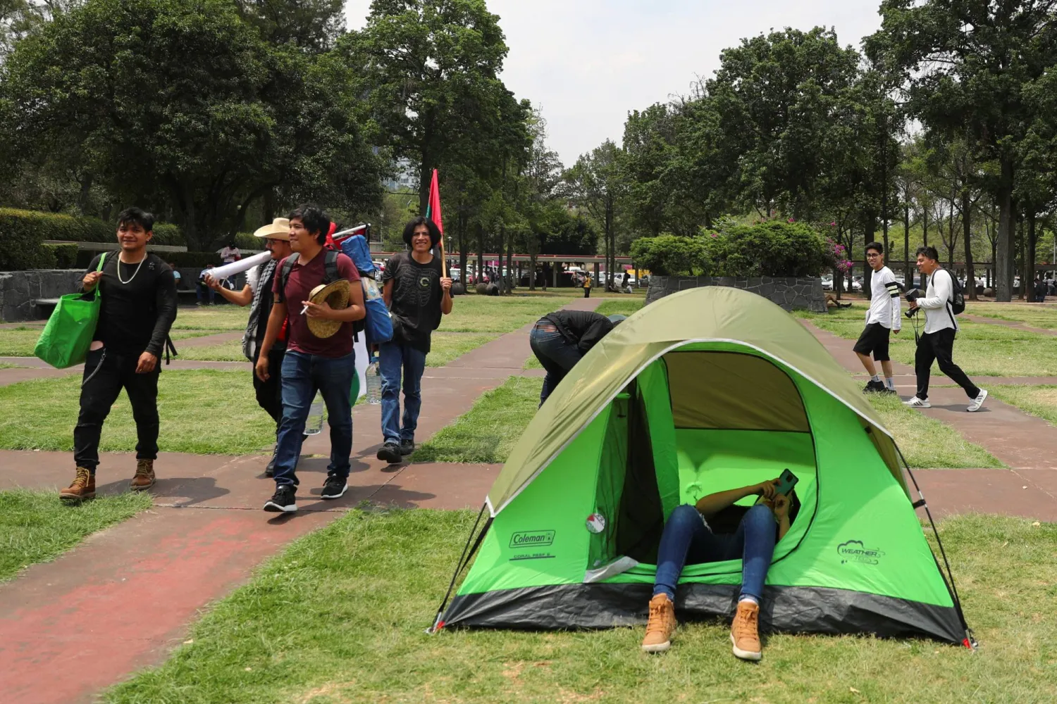 طلاب يحضرون احتجاجاً في الحرم الجامعي في جامعة المكسيك الوطنية المستقلة لدعم الفلسطينيين في مكسيكو سيتي، 2 مايو 2024 (رويترز)