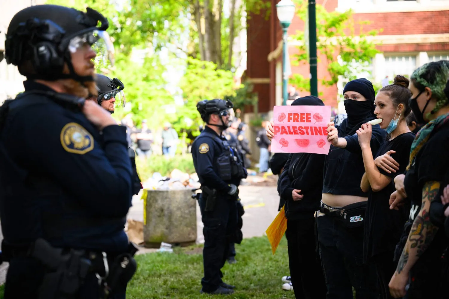 متظاهرون مؤيدون للفلسطينيين يواجهون الشرطة في حرم جامعة ولاية بورتلاند (أ.ف.ب)