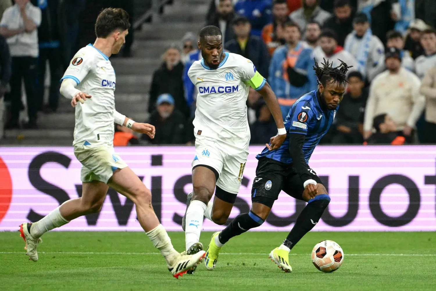 النيجيري أديمولا لوكمان (يمين) تألق ضد دفاع مارسيليا (أ.ف.ب)