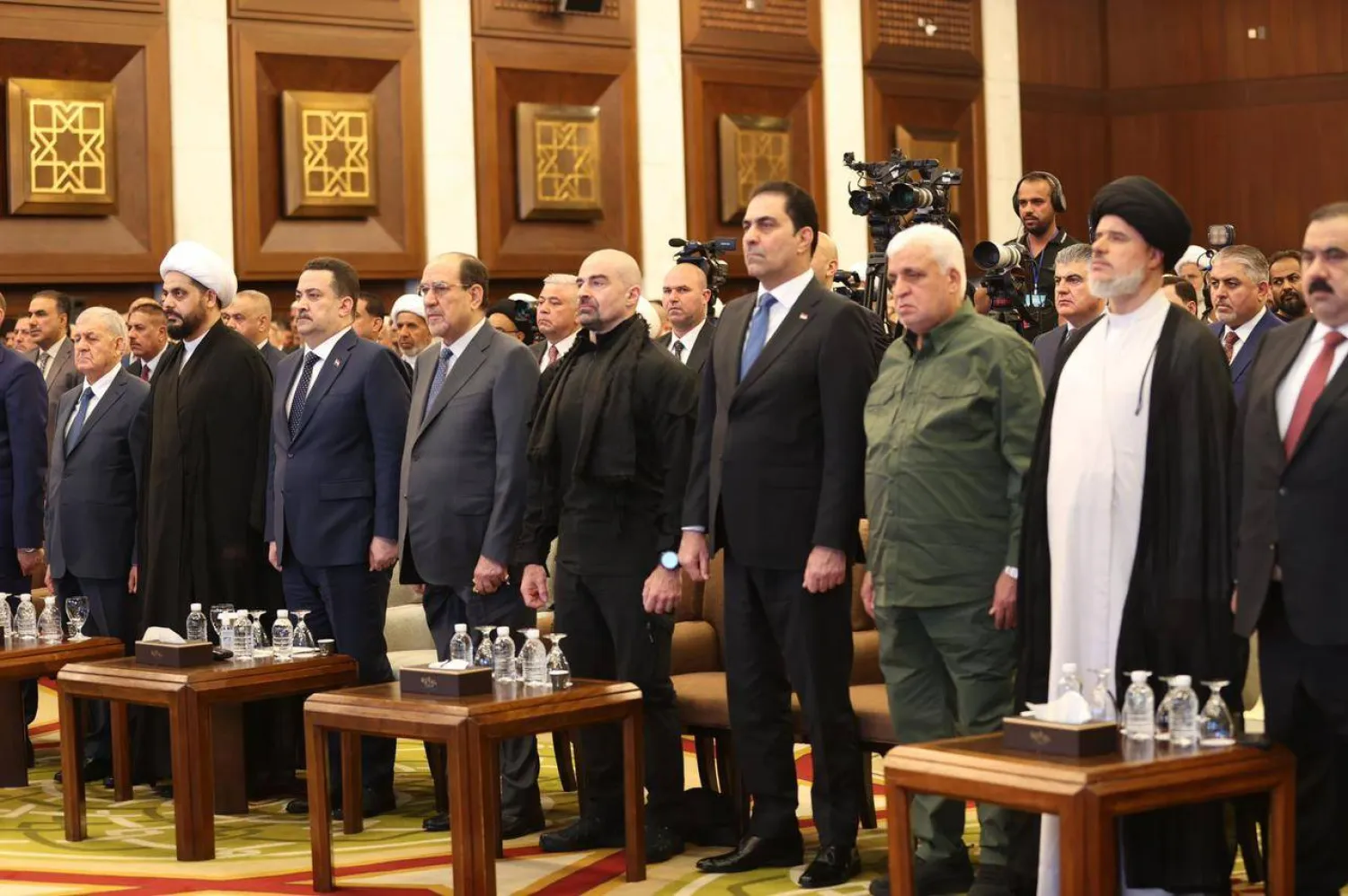 مسؤولون وقادة أحزاب عراقية خلال حفل «العصائب» (إكس)