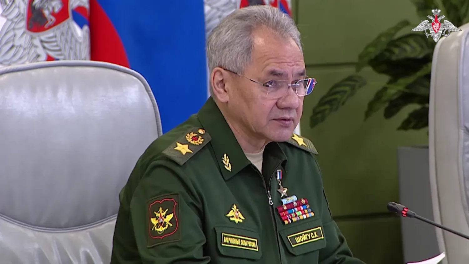 وزير الدفاع الروسي سيرغي شويغو خلال اجتماع لكبار ضباط الجيش الروسي (لقطة من فيديو لوزارة الدفاع الروسية)