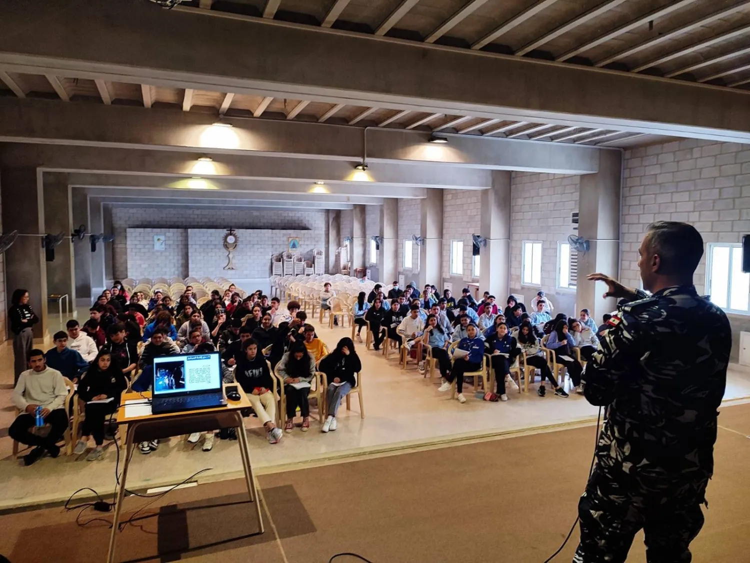 خلال ندوة لتوعية الطلاب بجرائم الإنترنت أو ما يعرف بالأمن السيبراني (موقع قوى الأمن الداخلي)