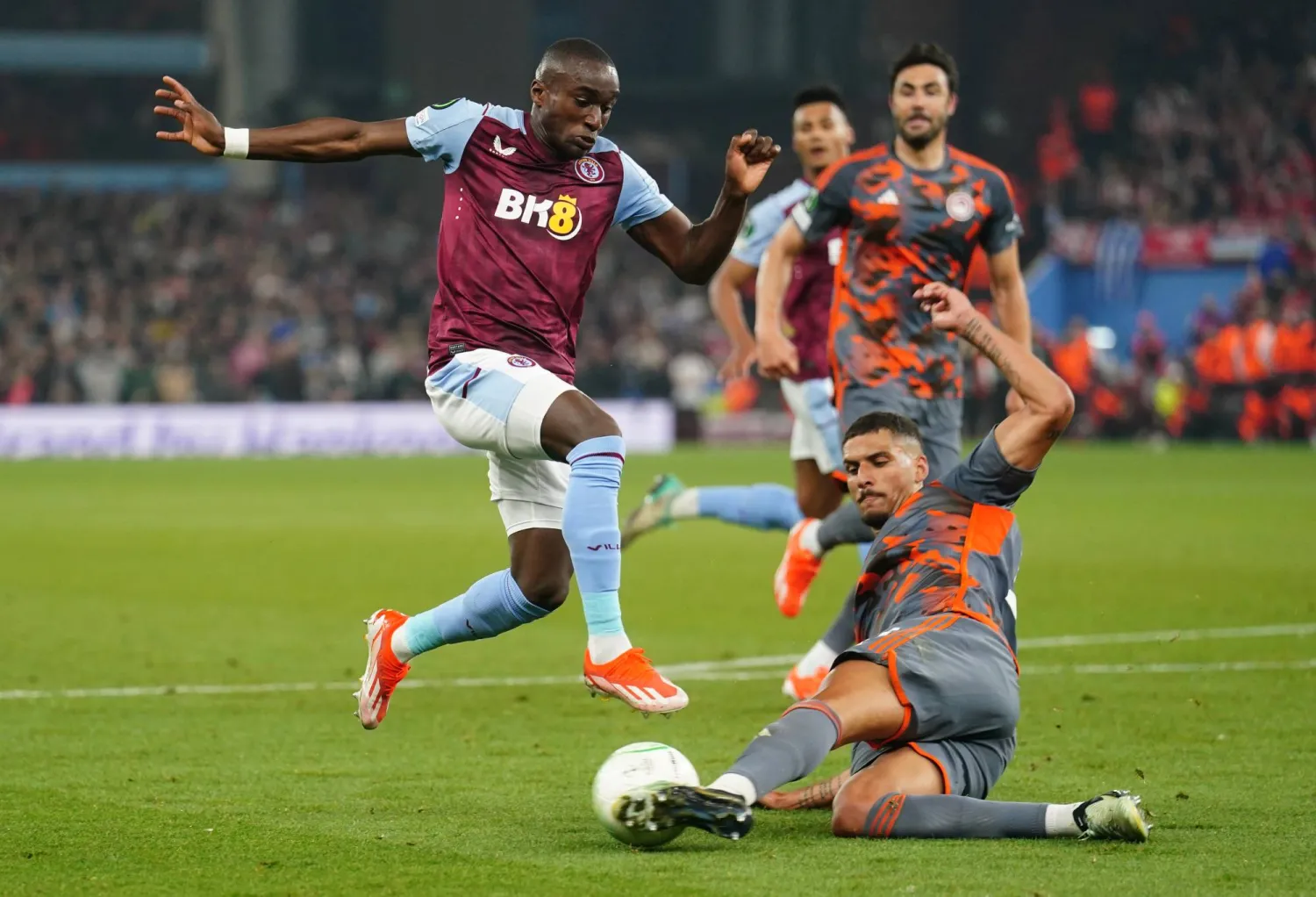 خسارة أستون فيلا على أرضه من أوليمبياكوس أنهت فرص «البريميرليغ» في البطاقة الخامسة (د.ب.أ)