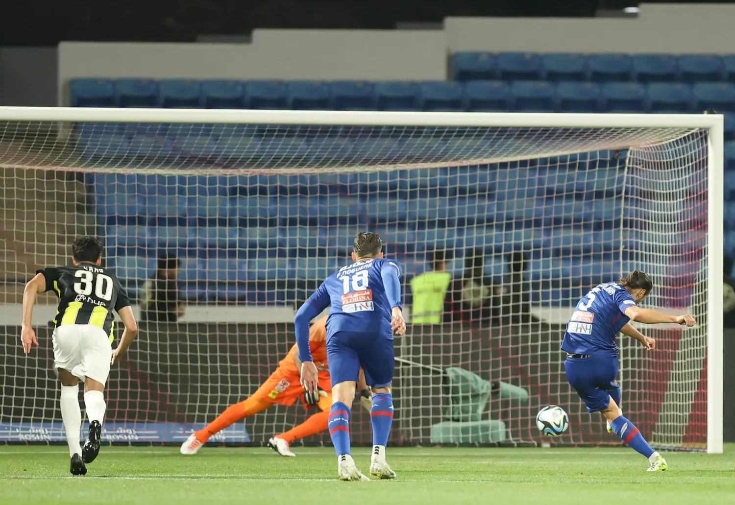 كريتشوفياك لدى تسجيله هدف أبها الأول من ضربة جزاء (تصوير: عدنان مهدلي)