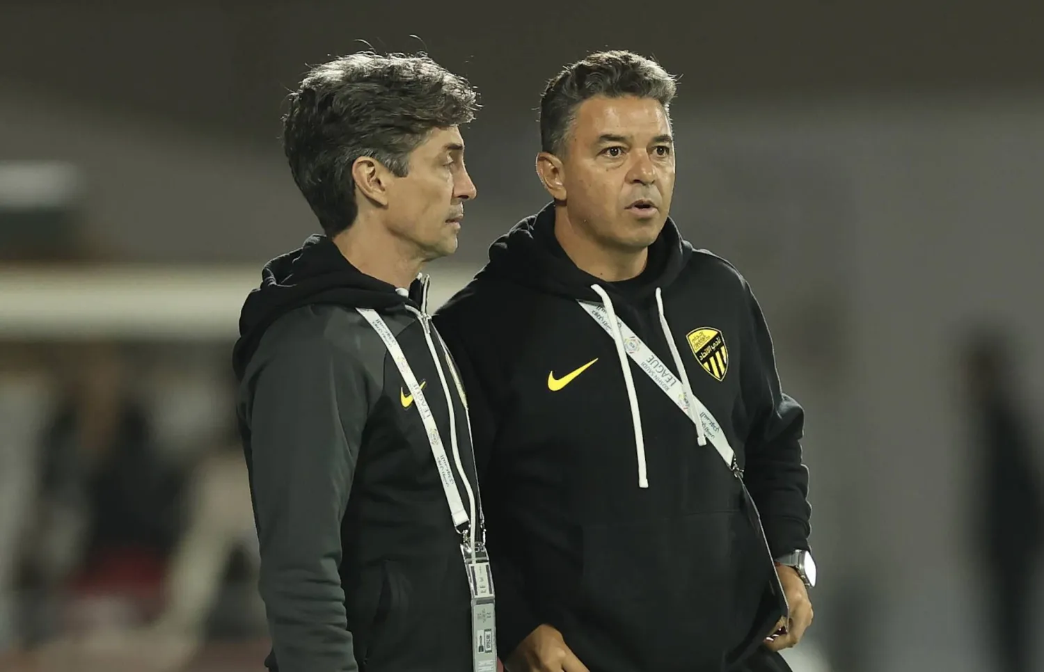 غاياردو مدرب الاتحاد في حديث مع أحد مساعديه (تصوير: عدنان مهدلي)