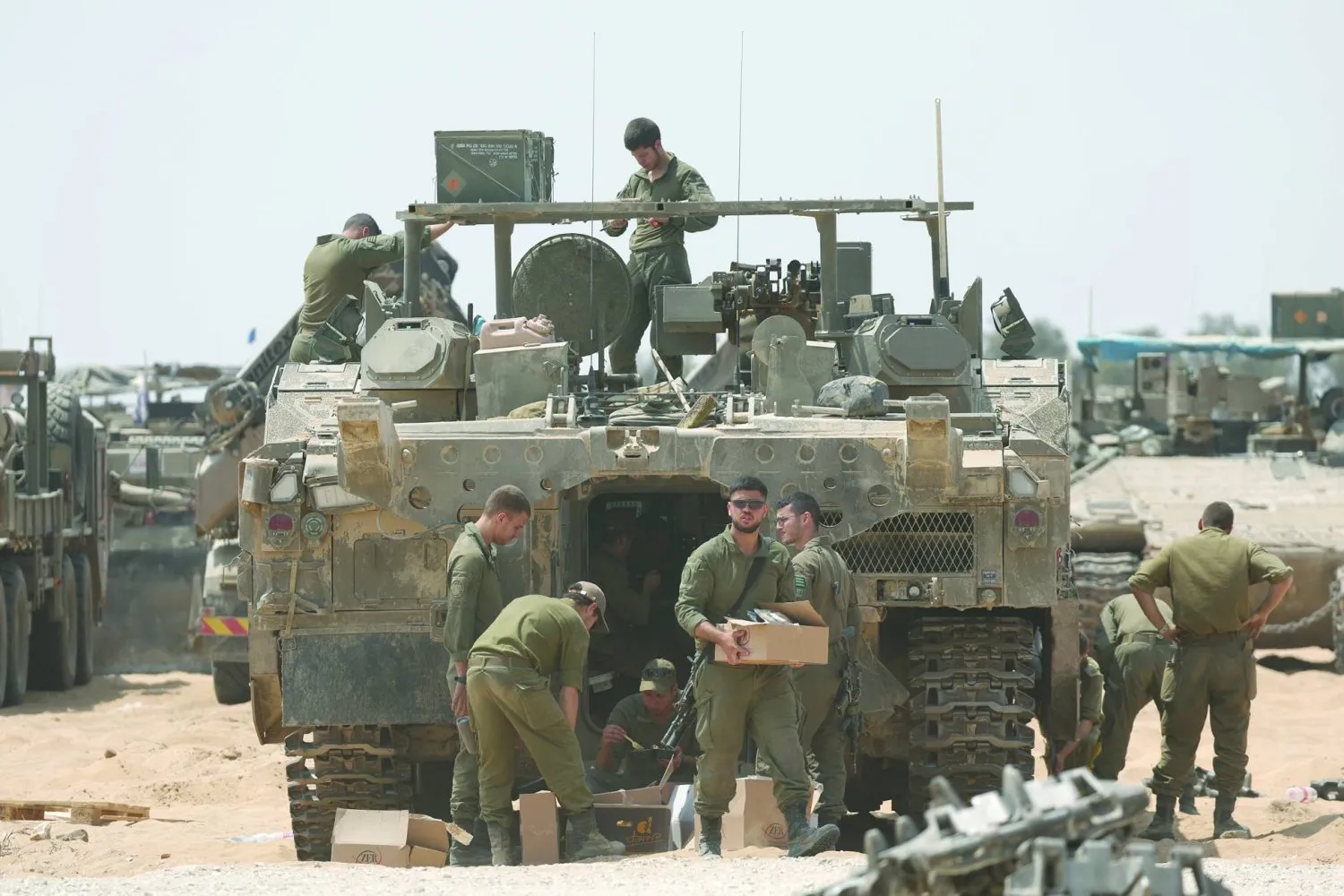 Gazze Şeridi'nin güney sınırında, Refah yakınlarındaki İsrail askerleri (AP)