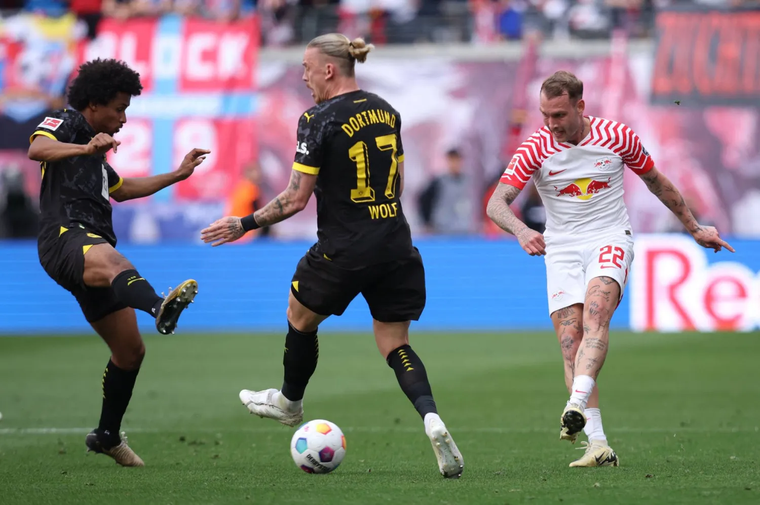 ديفيد راوم (يمين) لاعب فريق لايبزيغ الألماني (أ.ف.ب)