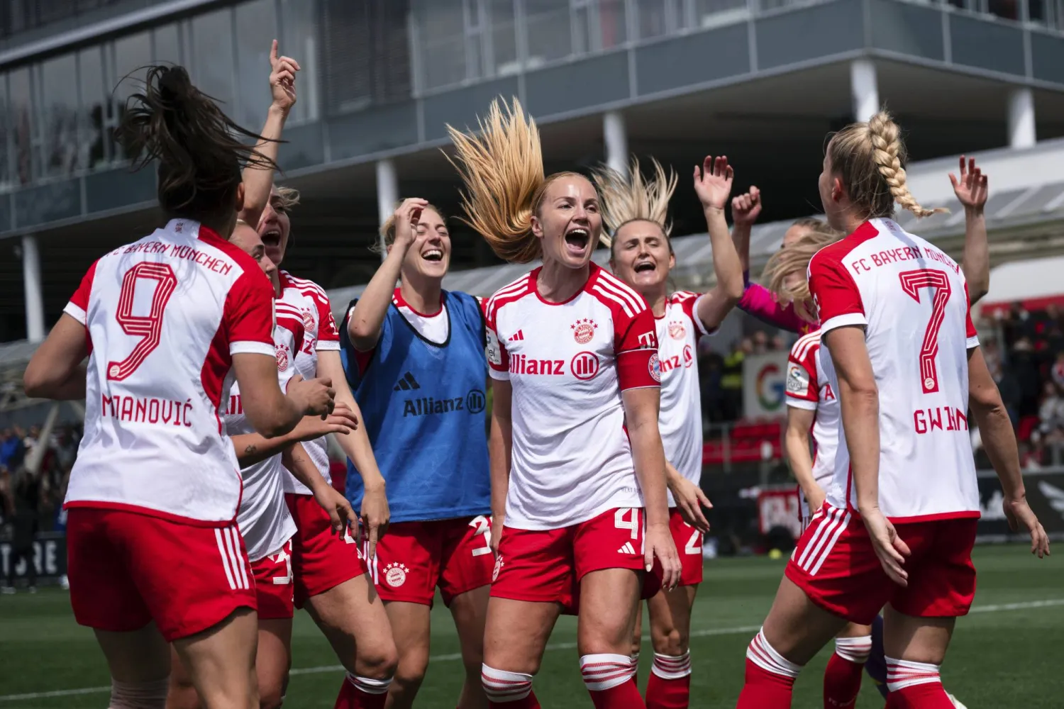 فرحة سيدات بايرن ميونيخ بلقب بوندسليغا السيدات (أ.ب)