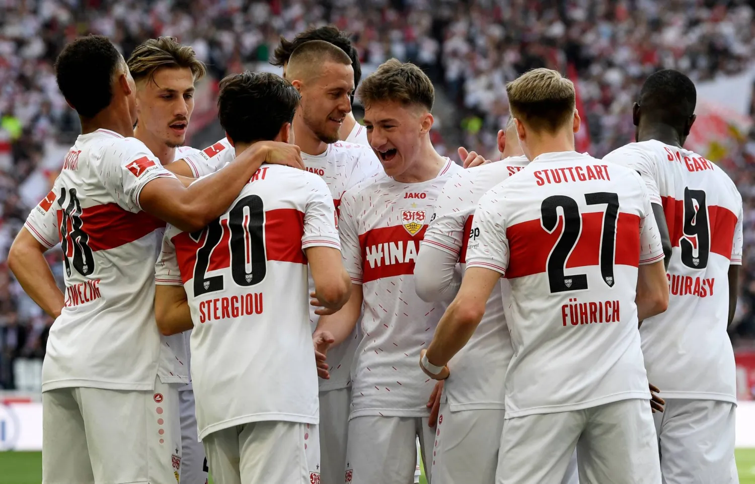 فرحة لاعبي شتوتغارت بهدف التقدم على بايرن ميونيخ (أ.ف.ب)