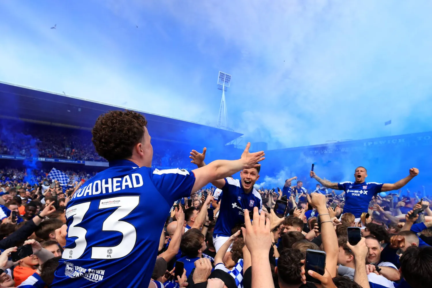 احتفالات جنونية في ملعب إبسويتش بعد التأهل للبريميرليغ (غيتي)