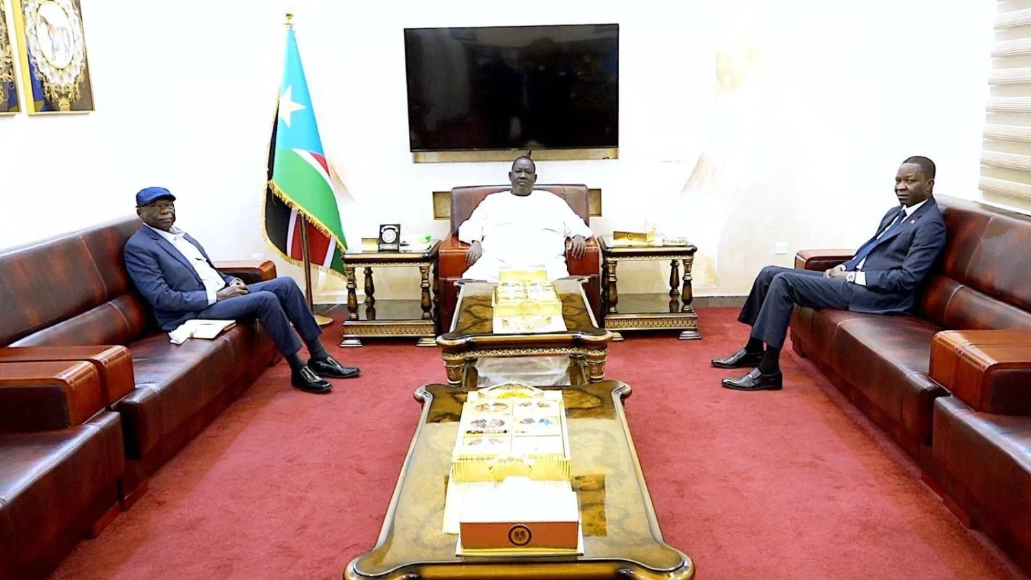 Şemseddin Kebbaşi (sağda), Abdulaziz el-Hilu (solda) ve Güney Sudan Devlet Başkanı Salva Kiir Mayardit’in danışmanı Tut Kulvak’ın (ortada) arabuluculuğunda bir araya geldiler (SUNA)