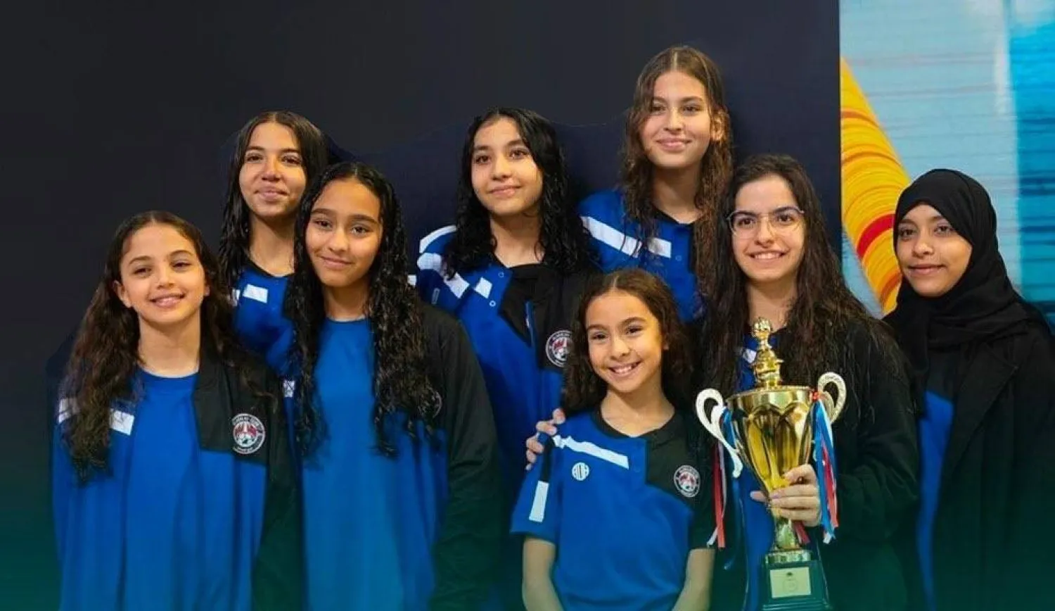 فريق سيدات العدالة خلال التتويج بكأس السباحة (الشرق الأوسط)