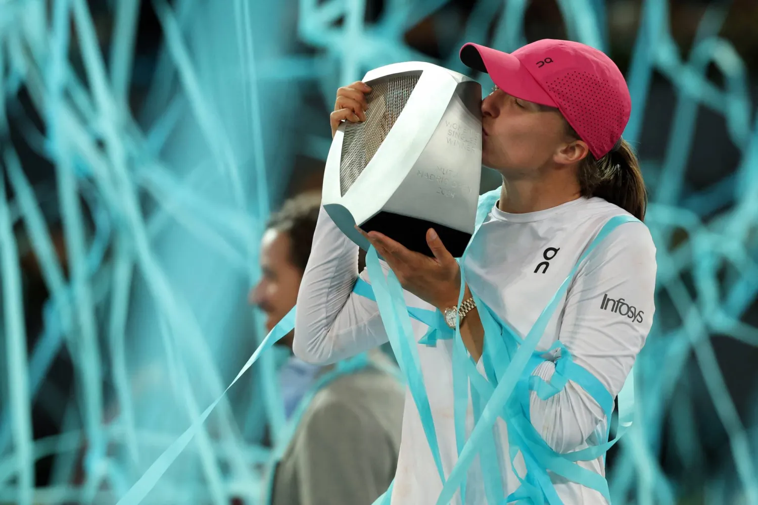 شفيونتيك لدى تتويجها بلقب بطولة مدريد المفتوحة للتنس (أ.ف.ب)