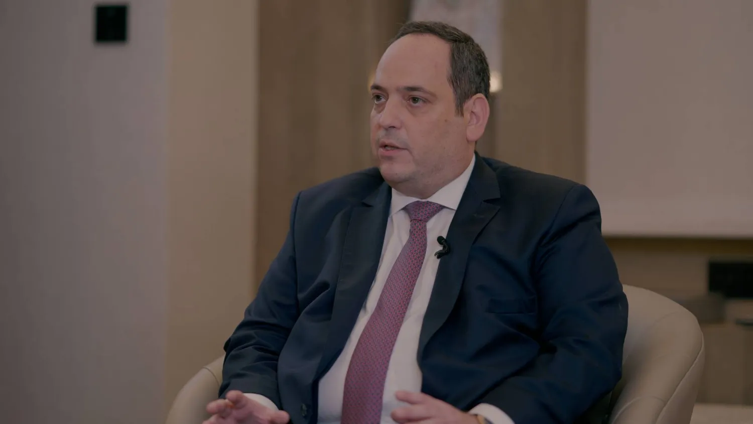 الأمين العام للمكتب الدولي للمعارض متحدّثاً لـ«الشرق الأوسط» خلال زيارته الرياض (تصوير: تركي العقيلي)