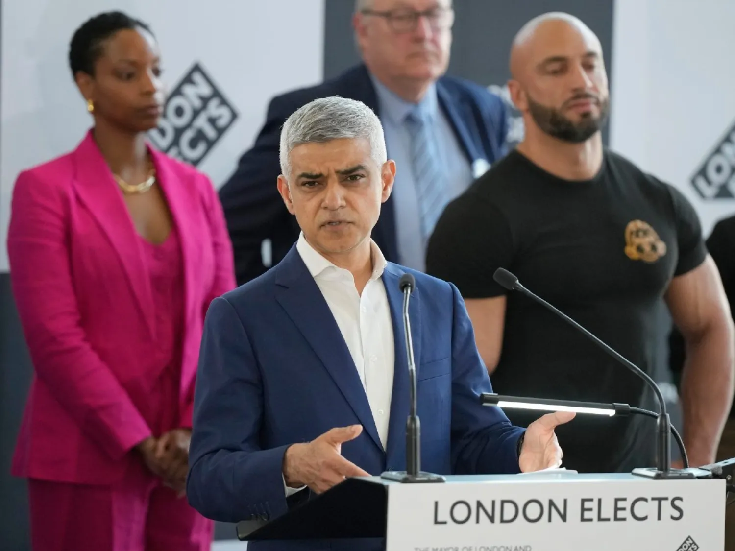 خان لدى إلقائه خطاب الفوز بعد إعلان نتائج الانتخابات في 4 مايو (أ.ب)