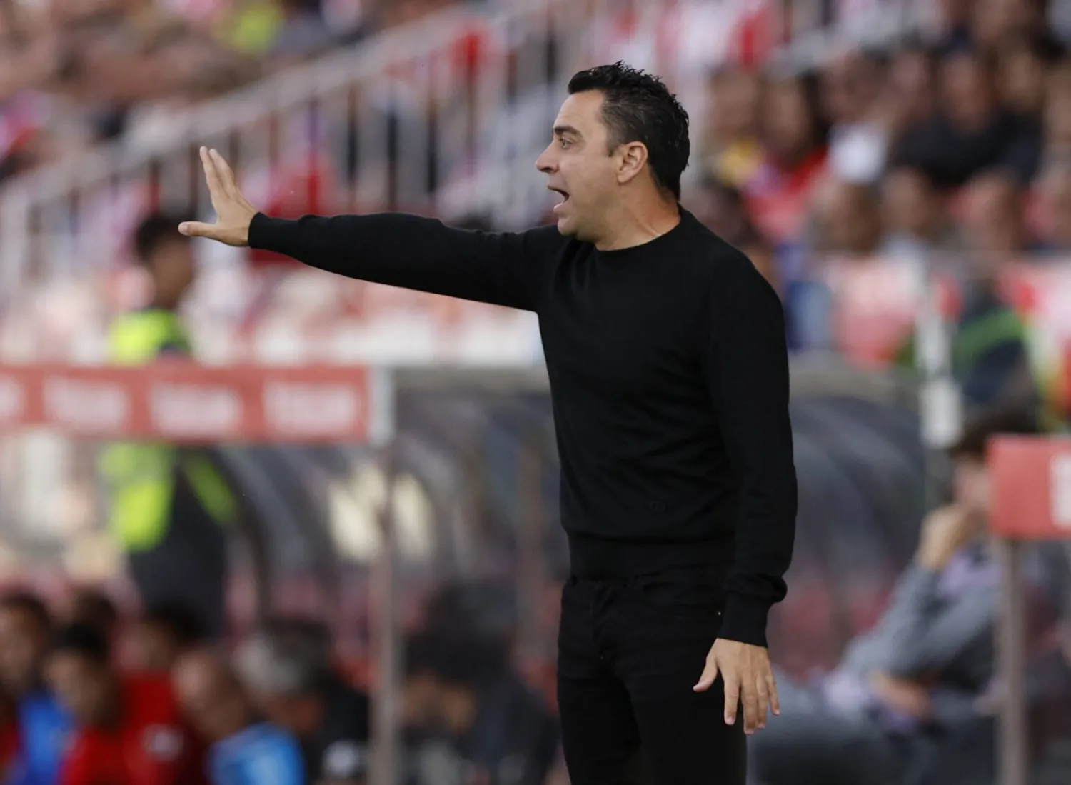 تشافي أعلن أنه سيرحل عن برشلونة في نهاية الموسم لكنه عدل عن رأيه (رويترز)