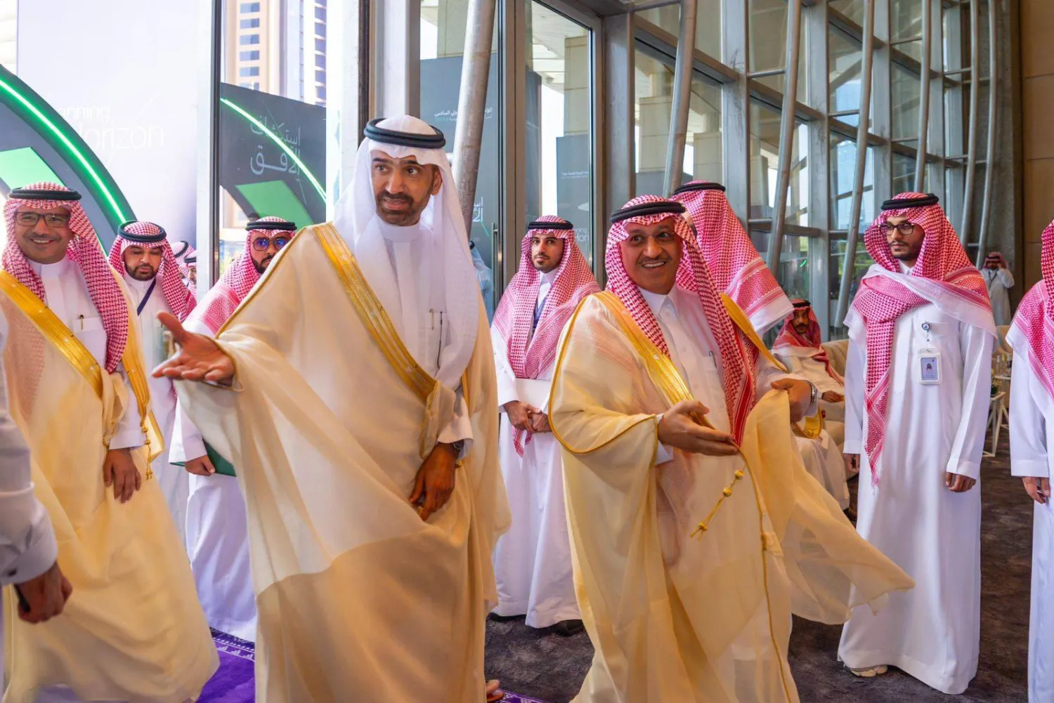 وزيرا الموارد البشرية والتنمية الاجتماعية، والتعليم، يتجولان في المؤتمر (الشرق الأوسط)