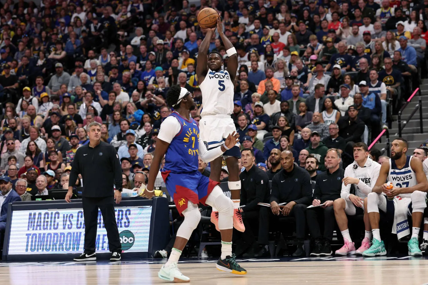 أنتوني إدواردز سجل 43 نقطة، هي الأعلى له في مسيرته (أ.ف.ب)