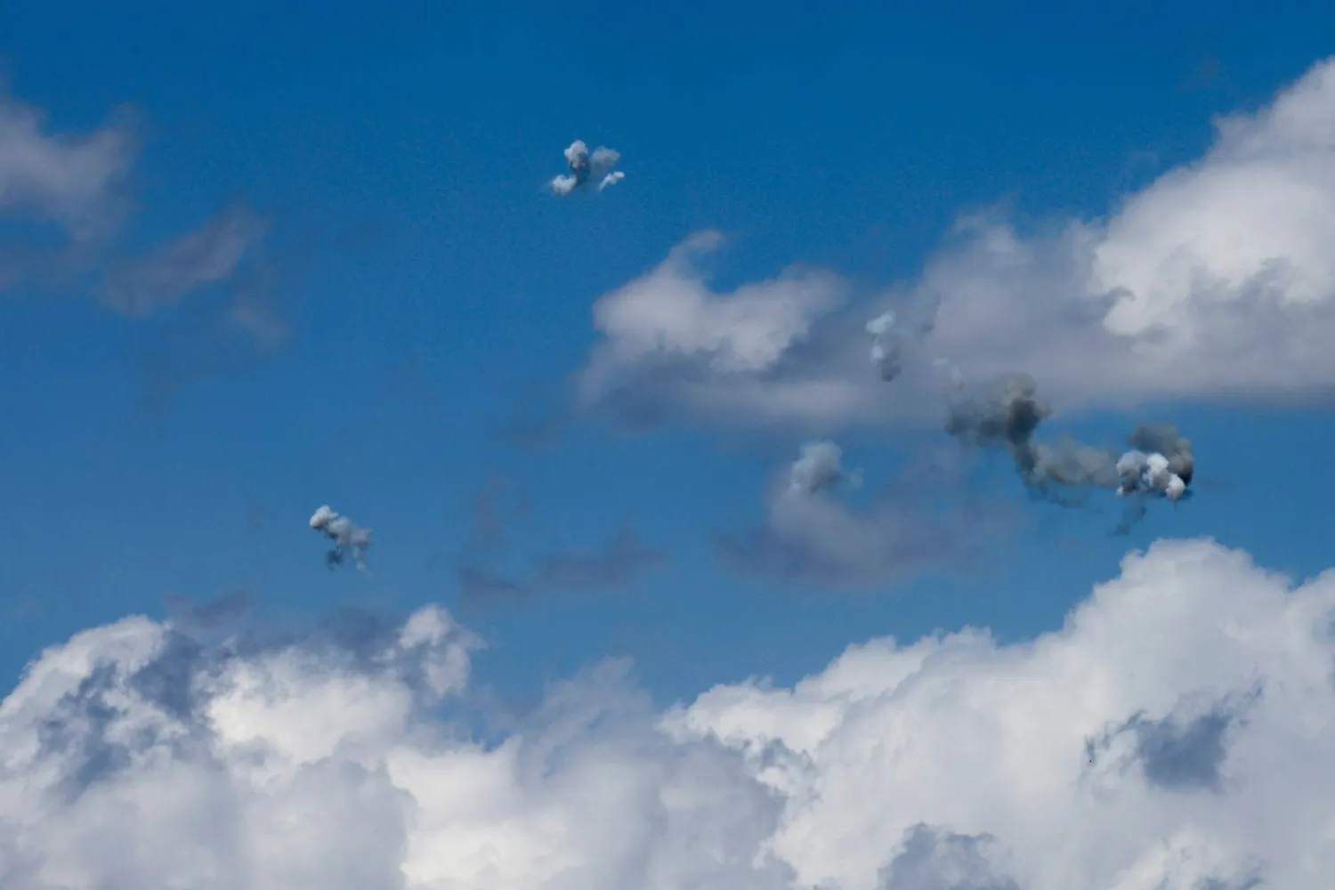 اعترض نظام القبة الحديدية الإسرائيلي للدفاع الجوي الصواريخ التي تم إطلاقها من جنوب لبنان فوق شمال إسرائيل اليوم (أ.ف.ب)