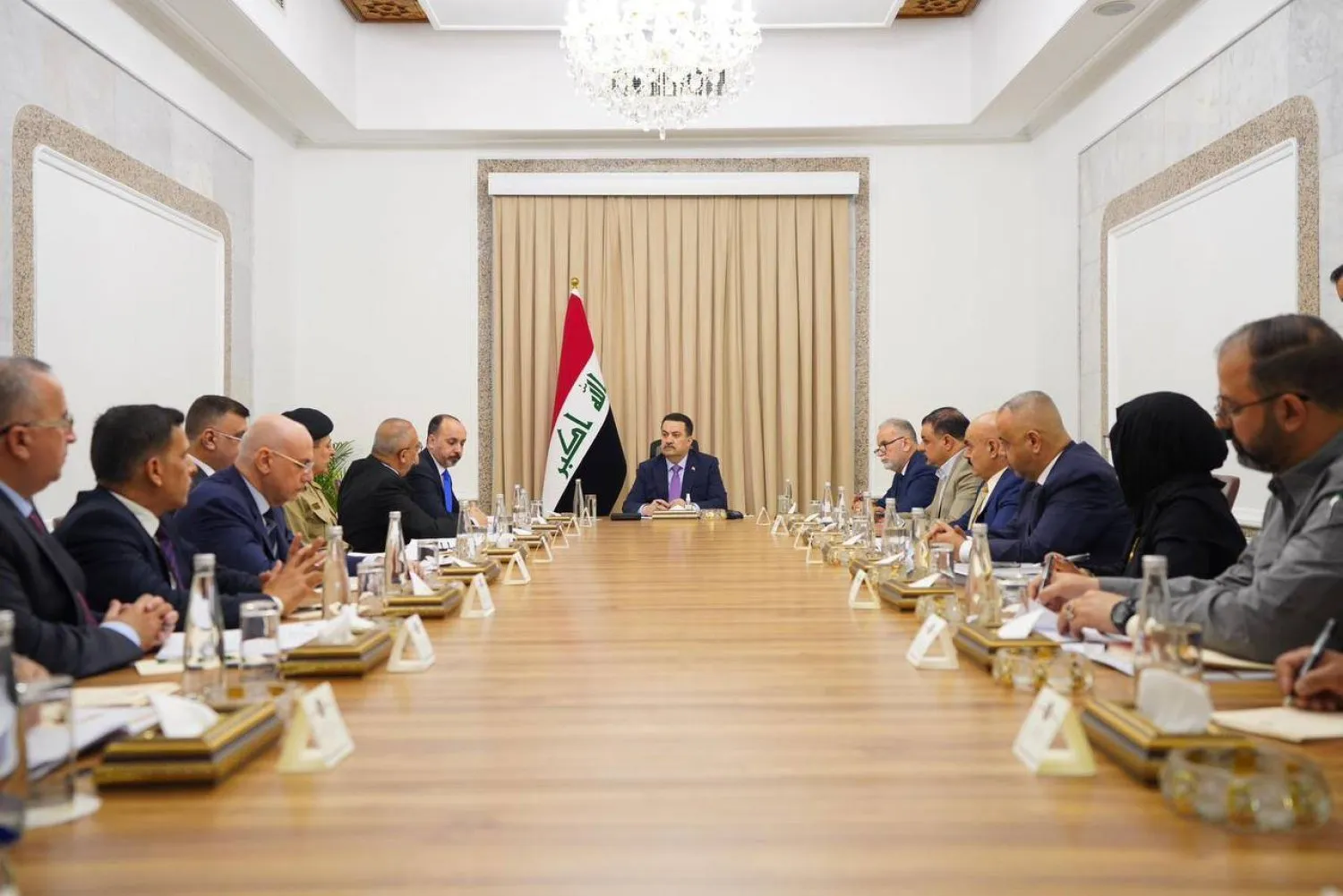 Irak Başbakanı Muhammed Şiya es-Sudani, hizmet ve mühendislik ekibi toplantısına başkanlık ediyor. (Irak Başbakanlık Ofisi)