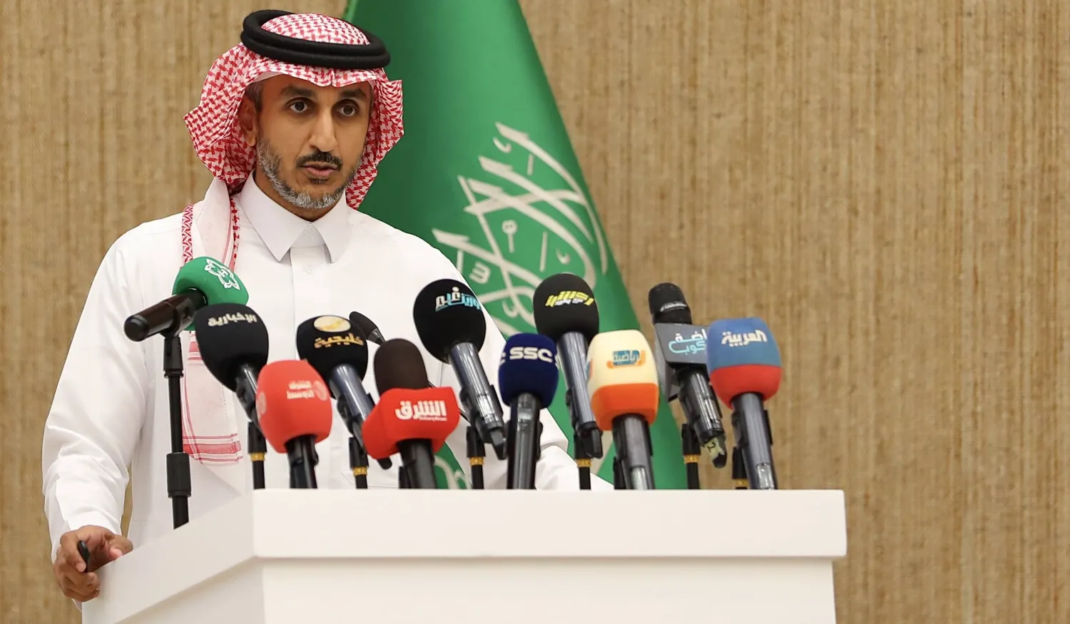 القاسم خلال المؤتمر الدوري للقطاع الرياضي (تصوير: عبد العزيز النومان)