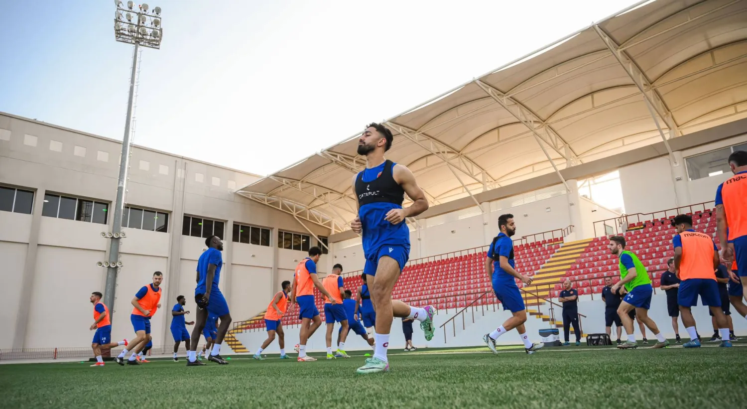 لاعبو القادسية خلال تدريباتهم الأخيرة (القادسية)