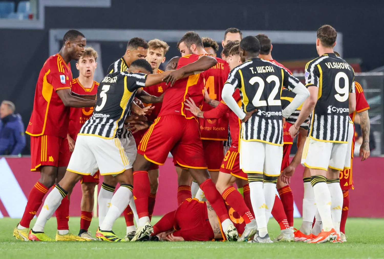 مشادة بين لاعبي روما واليوفي خلال المواجهة (د.ب.أ)