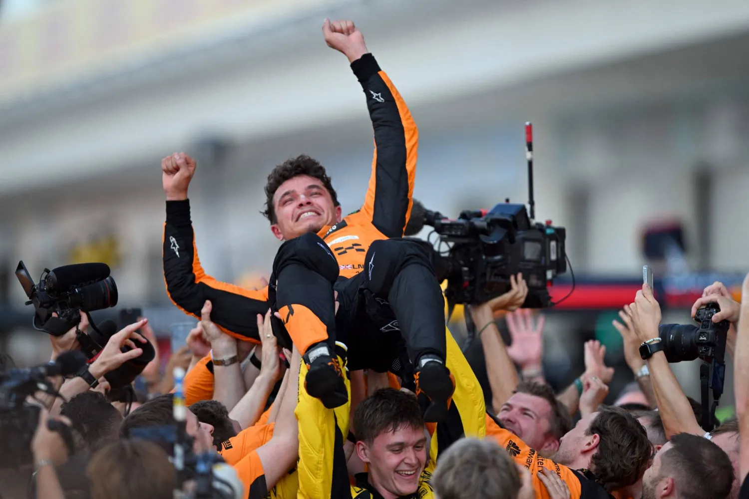  لاندو نوريس يحتفل مع أعضاء فريقه باللقب الكبير (أ.ف.ب)