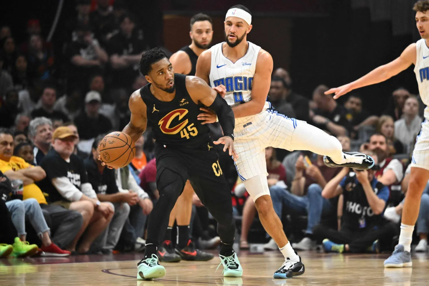 كانت المباراة السابعة حاسمة بين الفريقين (أ.ف.ب)