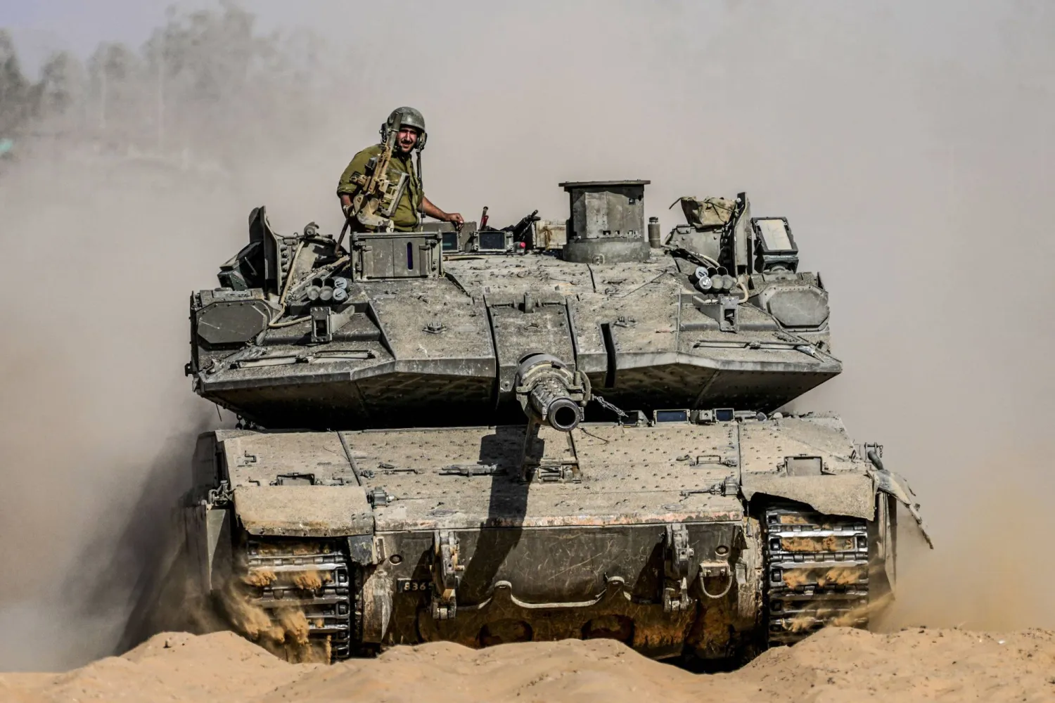 دبابة إسرائيلية عند الحدود مع قطاع غزة (أ.ب)