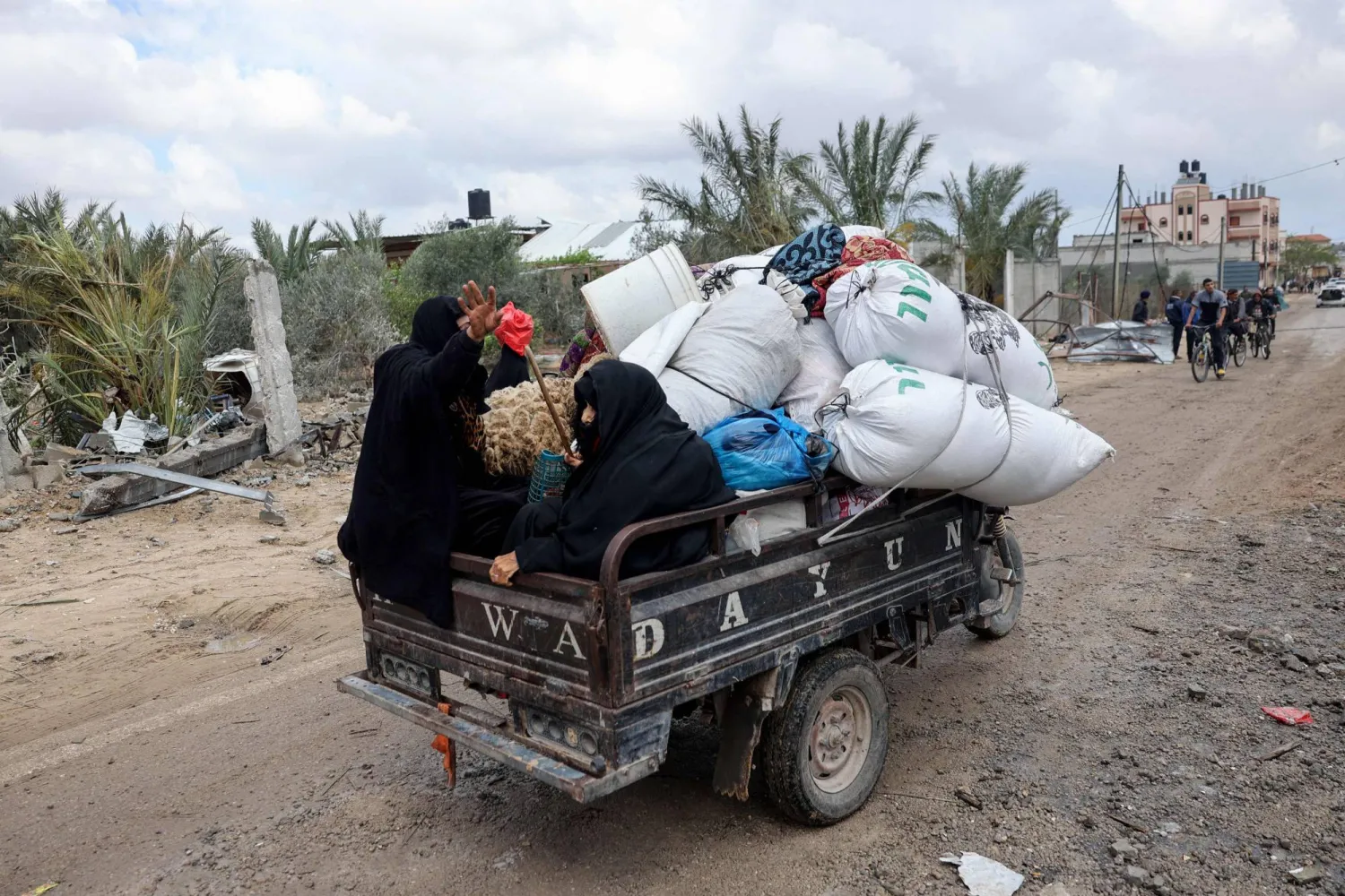 نازحون في مدينة رفح الفلسطينية يغادرون بعد أن دعا الجيش الإسرائيلي إلى «الإخلاء الفوري» (أ.ف.ب)