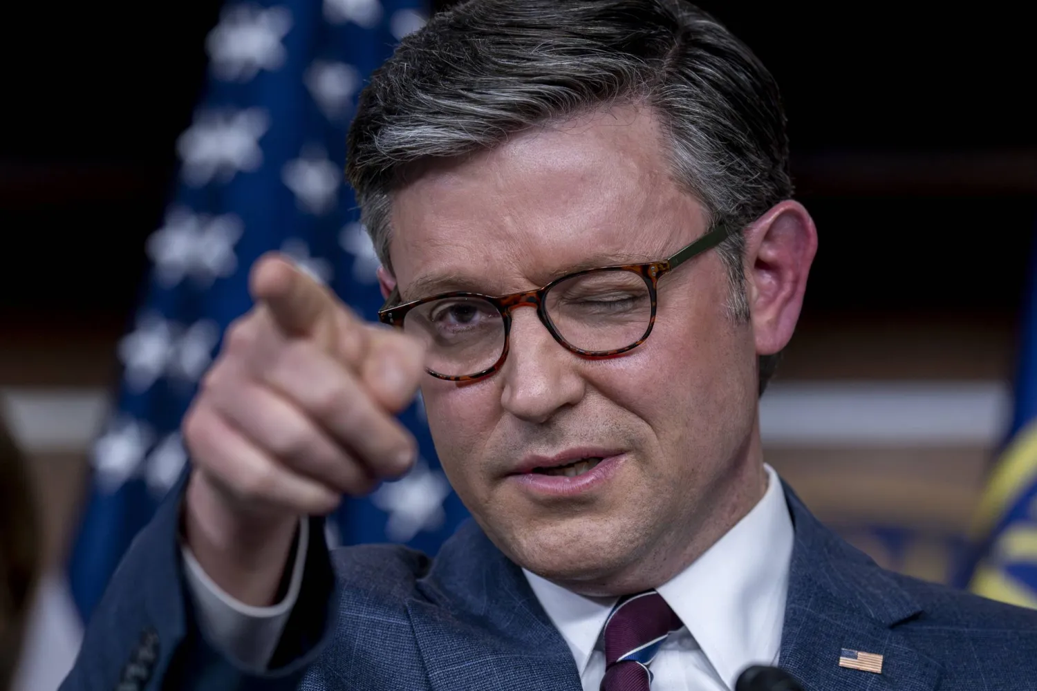 جونسون يتحدث مع الصحافيين في الكونغرس 30 أبريل 2024 (أ.ب)