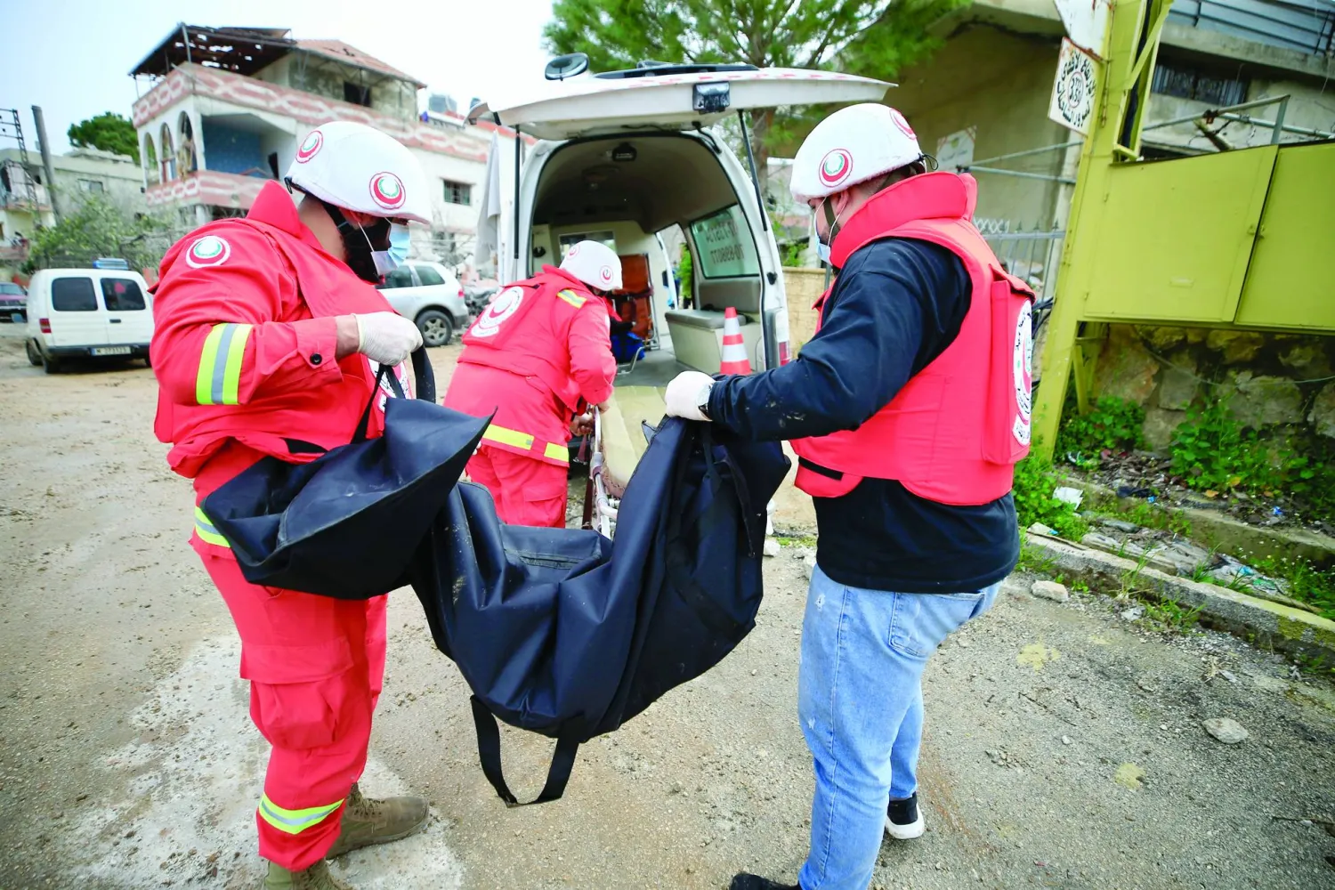 عناصر من «الصليب الأحمر» في موقع استهداف المركز الطبي في الهبارية (إ.ب.أ)