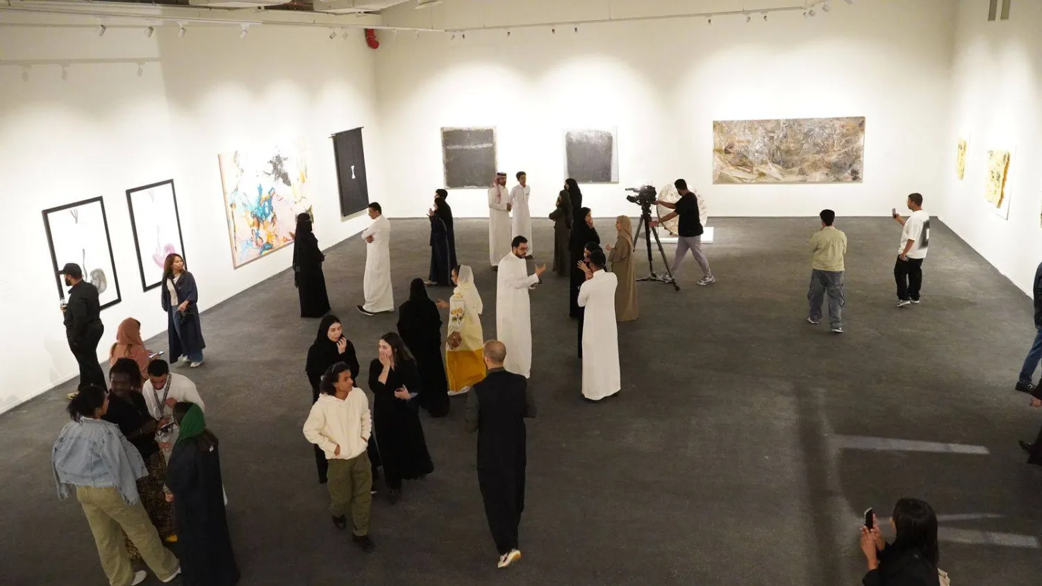 جانب من المعرض الذي استقطب عدداً كبيراً من الزوار (الشرق الأوسط)