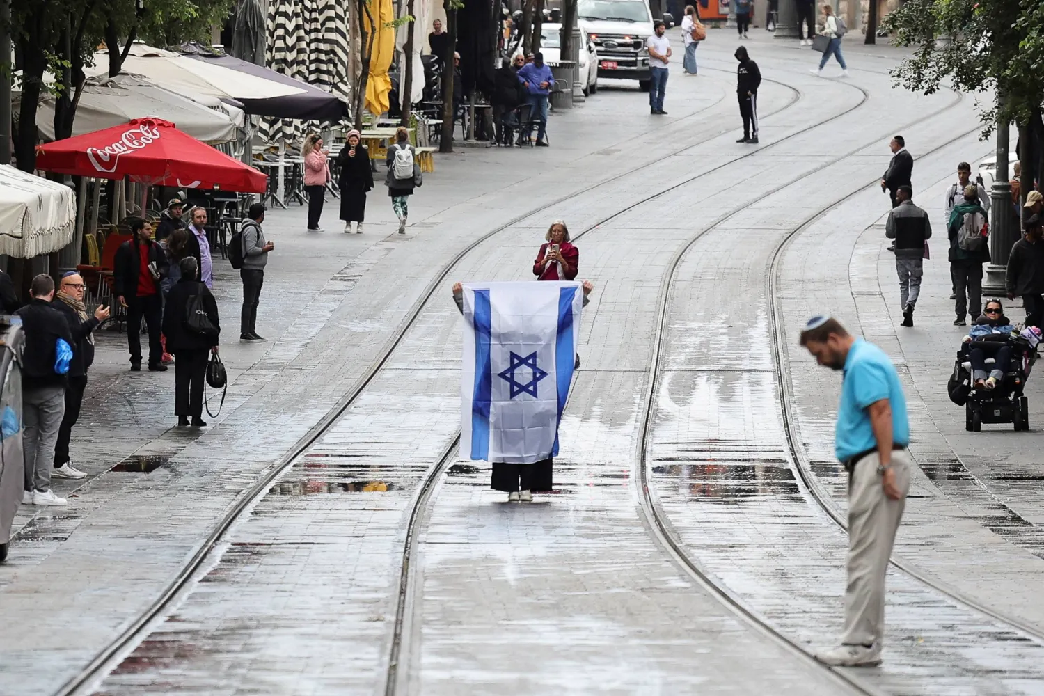 مارة يقفون دقيقتين صمتاً في ذكرى المحرقة اليهودية بالقدس (رويترز)