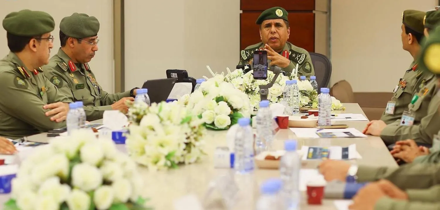 Korgeneral Süleyman Al-Yahya, Hac Pasaport Müdürleri toplantısına başkanlık ediyor (SPA)