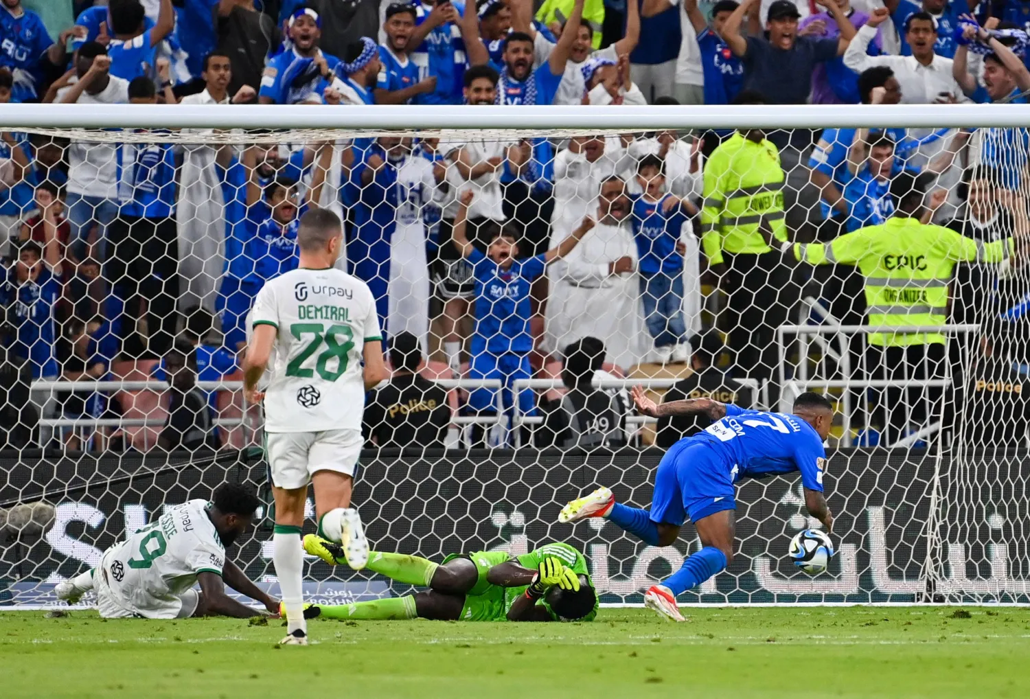 كرة مالكوم تعانق الشباك الأهلاوية (تصوير: علي خمج)