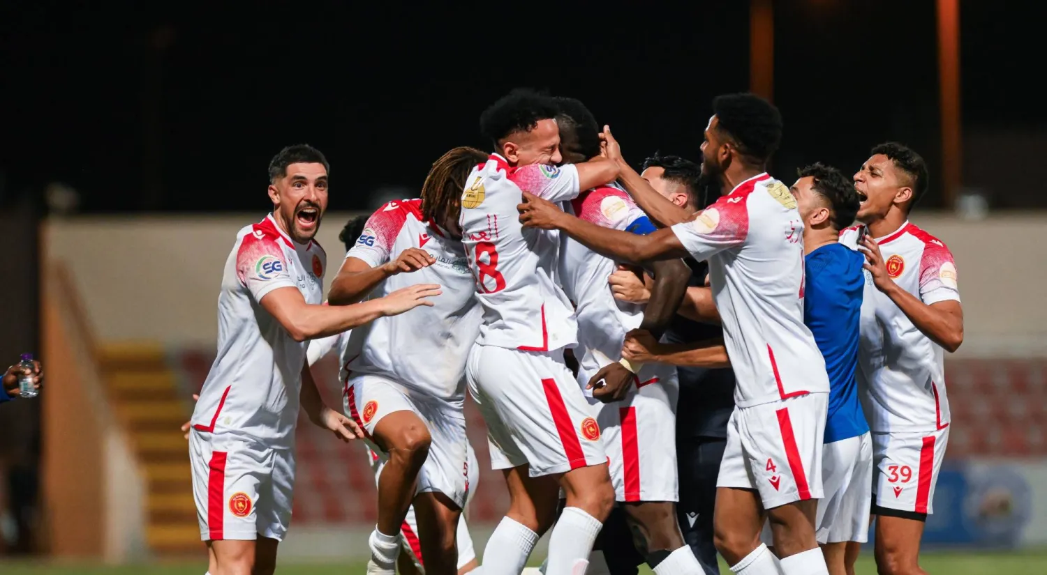 لاعبو القادسية يحتفلون بصعودهم إلى دوري المحترفين (نادي القادسية)