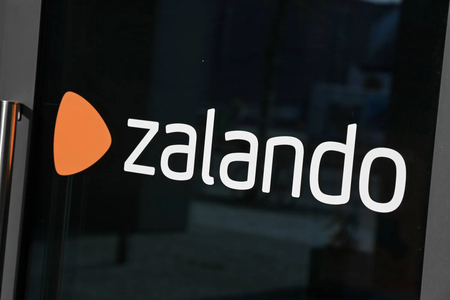 FILED - 03 March 2021, Berlin: The logo of online retailer Zalando is pictured on the Zalando Campus at Mercedes-Platz in Berlin. Photo: Jens Kalaene/ZB/dpa