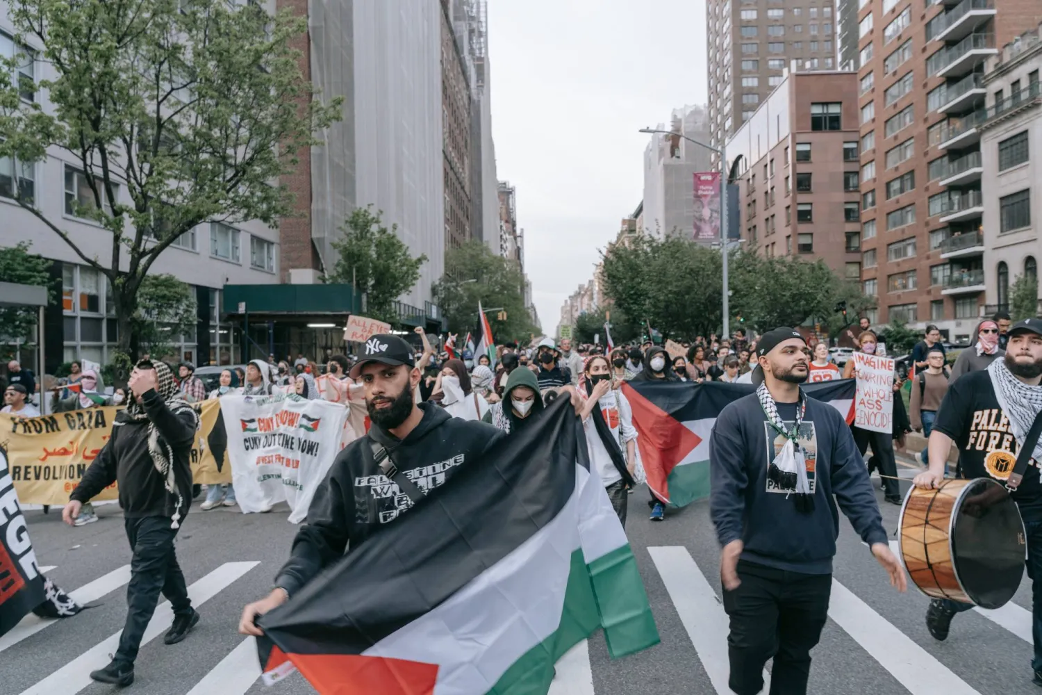 أعلام فلسطينية في شوارع نيويورك (إ.ب.أ) 