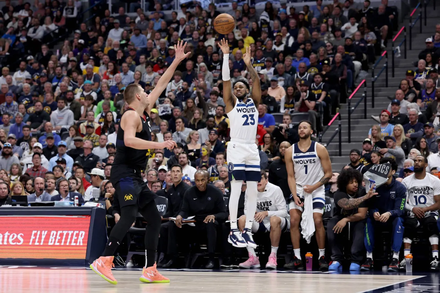 تمبروولفز جدد تفوقه على ناغتس حامل اللقب وفاز 106-80 (أ.ف.ب)