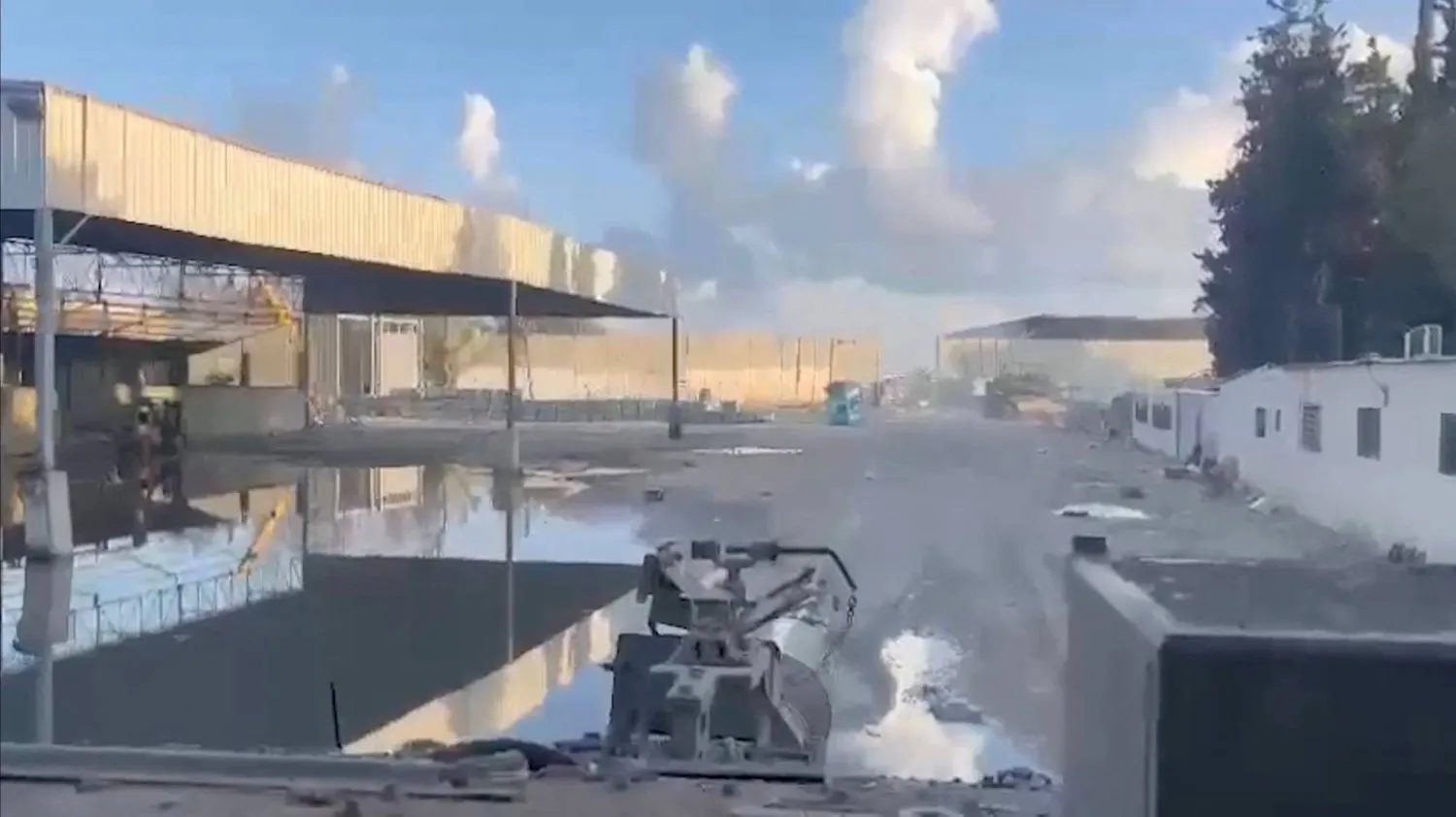 الجيش الإسرائيلي يتحرك في الجانب الفلسطيني من معبر رفح الحدودي مع مصر (رويترز)