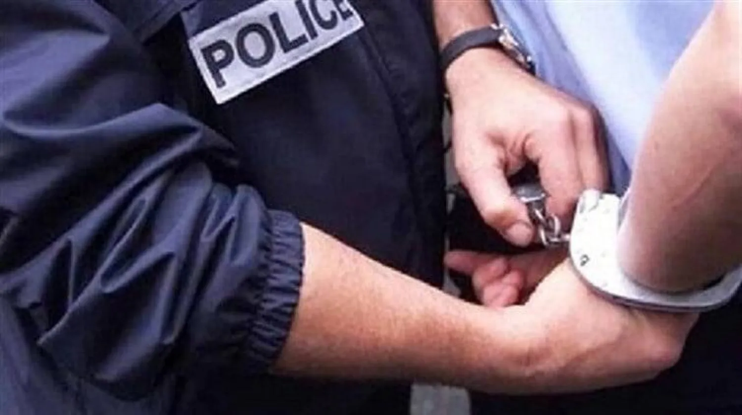 شرطة جزائرية تقبض على أحد المتهمين (أرشيفية)

