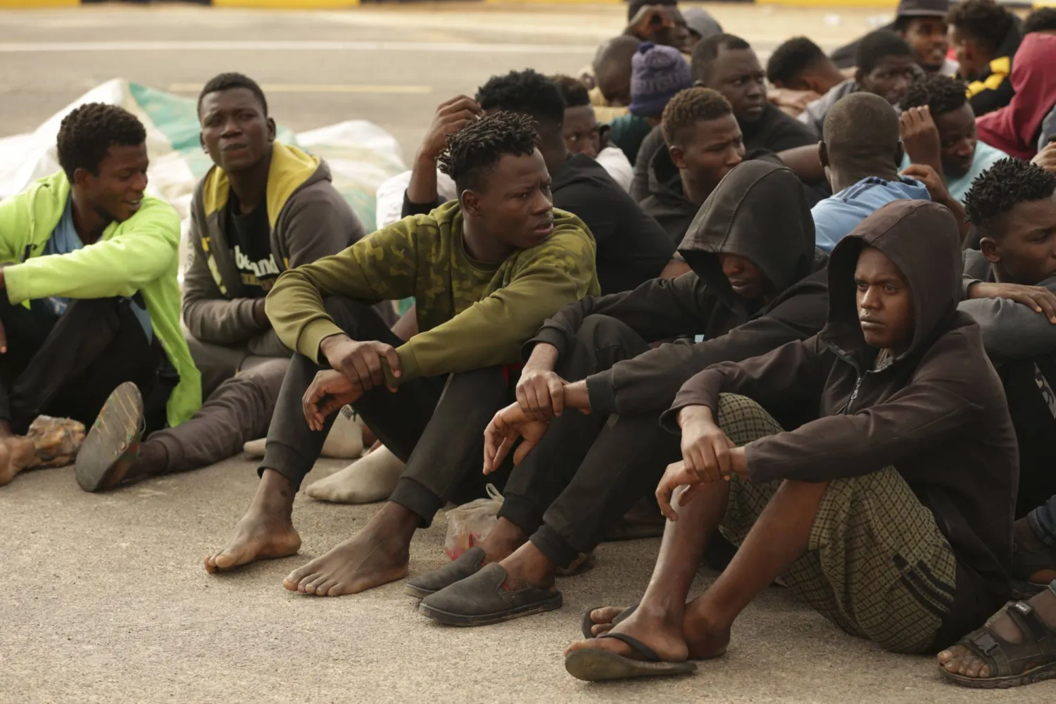 مهاجرون غير شرعيين تم احتجازهم في طرابلس (أ.ب)