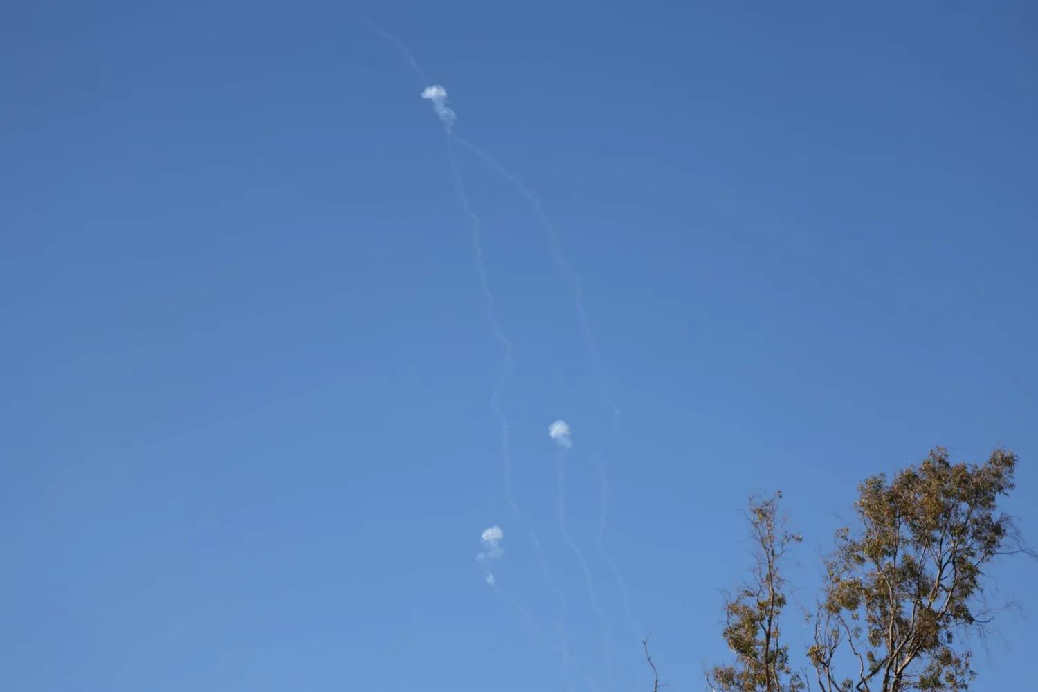 الفصائل الفلسطينية تطلق 30 صاروخاً على بلدات إسرائيلية محاذية لقطاع غزة (إ.ب.أ)