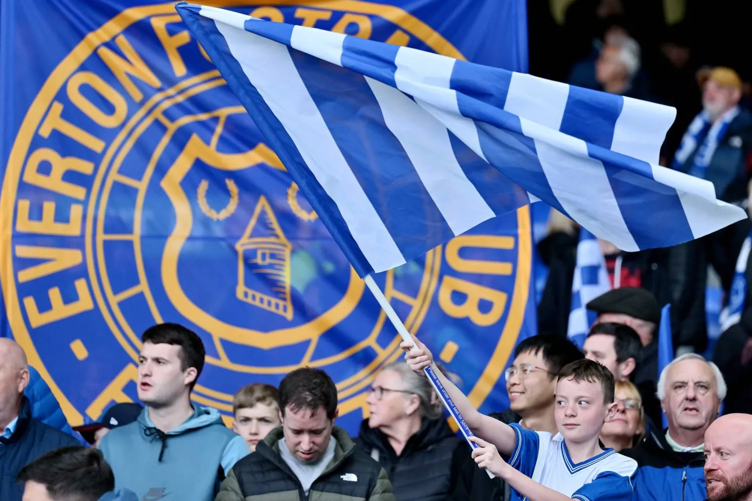 جماهير إيفرتون تترقب صفقة بيع أسهم النادي (غيتي)