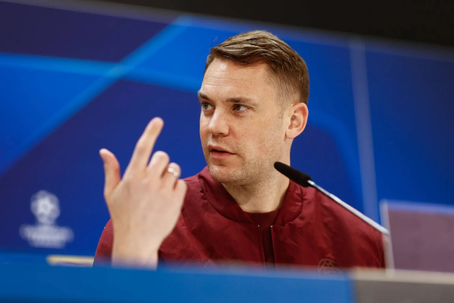 مانويل نوير واثقاً في المؤتمر الصحافي قبل مواجهة ريال مدريد (إ.ب.أ)