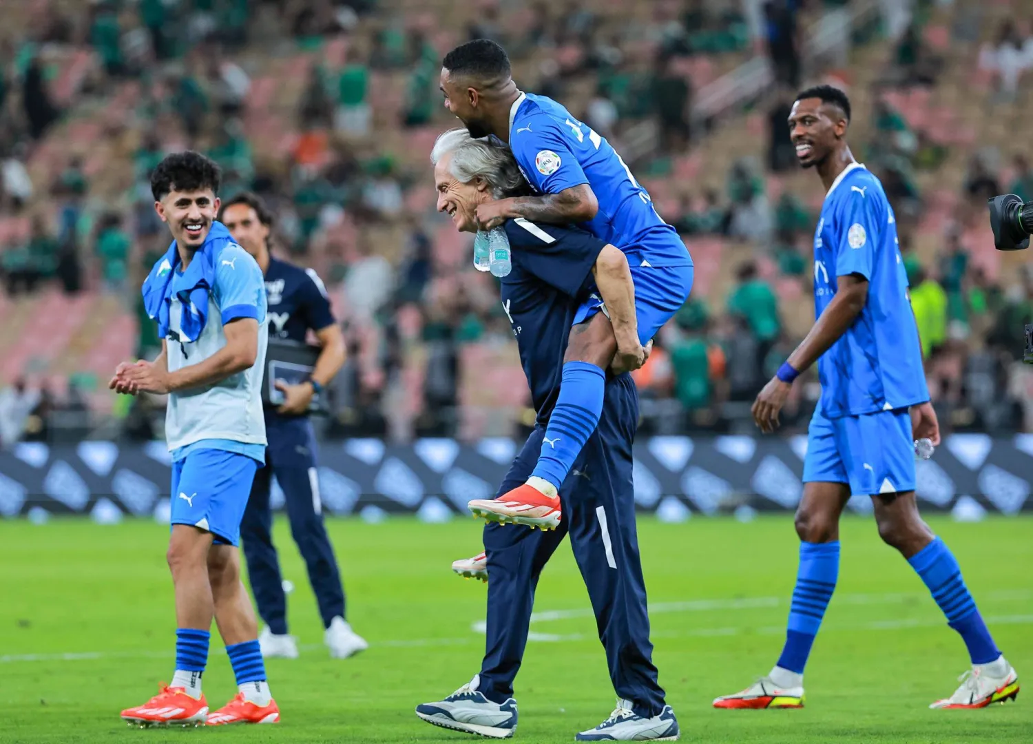 خيسوس حمل مالكوم على ظهره عقب تسجيله هدف الفوز الهلالي (محمد المانع)